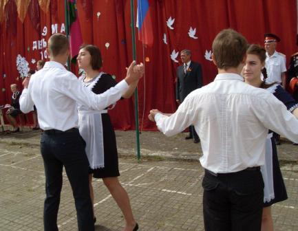 Почти 5 тысяч тбилисских школьников приняли участие в торжественных линейках, посвященных Дню Победы